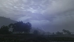 Un relámpago ilumina el cielo durante una fuerte tormenta sobre los humedales y descubre la silueta de las colinas.