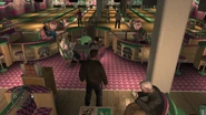 Niko Bellic en la bolera, donde se supone debe estar la mesa de Air Hockey.