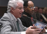 Jack Thompson con un .