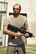 Trevor Philips con un fusil avanzado.
