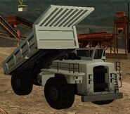 Un Dumper en Grand Theft Auto: San Andreas, con la caja de carga levantada.