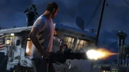 Trevor disparando con una minigun.