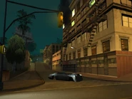 Bloque de un coche ya incendiado y un semáforo en ámbar