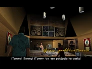 Tommy entrando en el estudio.