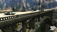 Imagen de pre-lanzamiento de Grand Theft Auto V con varios Stanier Sheriff.