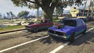 Dos Rhapsodys modificados que aparecen fuera de Los Santos Customs.