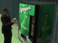 Niko tomando un Orang-O-Tang salido de una expendedora de Sprunk.