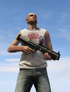 TrevorConUnaEscopetaBullpupGTAV.png (546 kB) Trevor con una escopeta bullpup.
