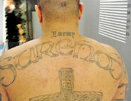 Un Miembro con el tatuaje de ellos