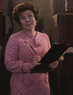 Umbridge ejerciendo de  en clase de .