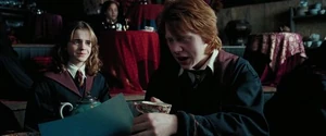 Ron intentando leer hojas de té en 