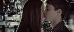 Ginny-and-Harry-Kiss-CLOSEEEE-harry-and-ginny-6328089-1280-5601