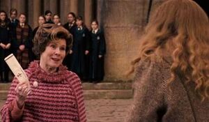 Umbridge echa a Trelawney 1996