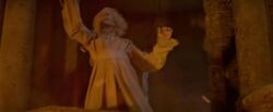 Flamel luchando contra un fuego encantado.