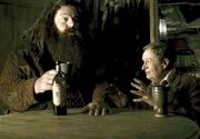 Hagrid y Slughorn en su cabaña