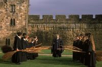 Volar como los magos de Harry Potter ya es una realidad, científicos crean  una escoba voladora