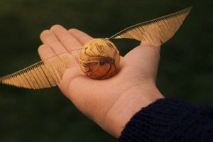 El aura mágica de la snitch dorada de harry potter sobre un fondo dorado