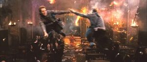 Fred y George fastidiando a Umbridge