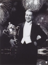 Gilderoy Lockhart, con uno de sus muchos premios por sus supuestos logros