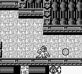 Mega Man usando el Atomic Fire (Carga 1) en "Mega Man: Dr. Wily's Revenge", Game Boy.