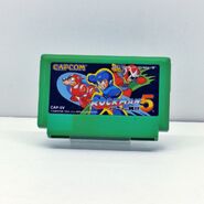 Cartucho de Famicom de "Rockman 5: Blues' Trap!?".