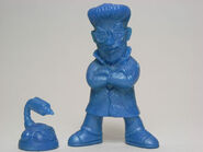 Figura del Dr. Cossack de la serie "Rockman 4", 1992. Incluye una figura de Sand Scorpion.