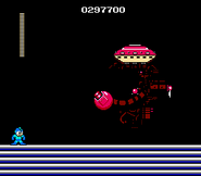 Platillo volador del Dr. Wily acoplándose a la Wily Máquina 1 en "Mega Man", NES.