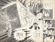 Mega Man usando Super Arm contra Cut Man, "¡¡Sobrevive los Continuos Ataques del Ejército de Wily!!" del manga "Rockman".