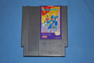 Cartucho de Nintendo Entertainment System de "Mega Man 4", versión norteamericana.