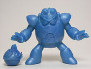 Figura de Toad Man de la serie "Rockman 4", 1992. Incluye una pequeña figura de Robot Fish.