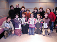 Foto grupal de los seiyus (actores de voz japoneses).