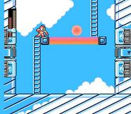 Mega Man disparando la energía totalmente cargada en "Mega Man 4", NES.