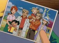 Foto de joven en Pueblo Paleta con Ash, el profesor Oak, Molly y Spencer en la P03.