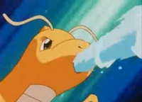 Dragonite usando Pistola agua.