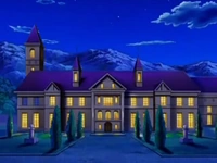 Mansión Pokémon de noche.