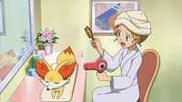 Serena con bata arreglando a su Fennekin.