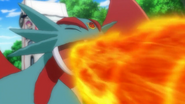 EP850 Salamence usando lanzallamas