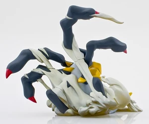 Figura de Giratina mirando desde atrás
