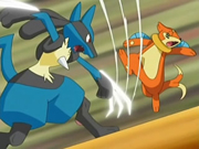 Lucario de Maylene/Brega usando garra metal contra el Buizel de Ash.