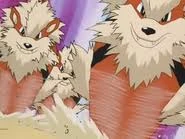Arcanine de Keegan y Ramona usando velocidad extrema.
