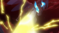 Mega-Charizard X de Alain usando puño trueno.