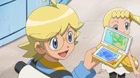 Clemont/Lem usando su mapa.