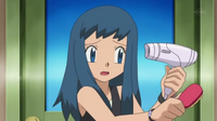 Maya (anime) sin su gorro, secándose el cabello.