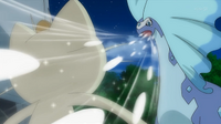 Aurorus usando ventisca contra Meowth.