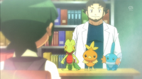 EP879 Profesor Abedul ofreciendo Pokémon inicial a Scottie