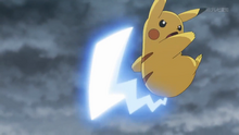 Pikachu de Ash usando cola férrea.