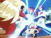 Jynx de Prima (Lorelei) usando puño hielo contra el Team/Equipo Rocket.