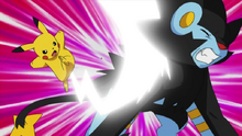 Pikachu de Ash usando cola férrea contra el Luxray de Volkner/Lectro.