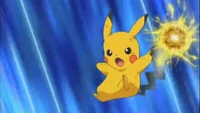 Pikachu combinando cola de hierro/férrea y electrobola/bola voltio.