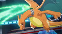 Charizard de Alain usando garra dragón.